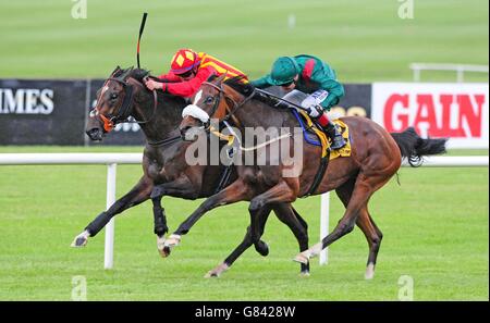 Silwana und Jockey Pat Smullen (rechts) gewinnen am zweiten Tag des Irish Derby Festivals auf der Curragh Racecourse, Co. Kildare, Irland, die Dubai Duty Free Tennis Championship European Breeders Fund Handicap. Stockfoto