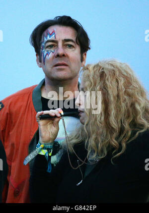 Glastonbury Festival 2015 - Tag 2. Jonathan Ross und seine Frau Jane Goldman beim Glastonbury Festival, Worthy Farm in Somerset. Stockfoto