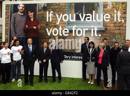 Premierminister Tony Blair (dritte links) und Schatzkanzler Gordon Brown (fünfte links). Stockfoto