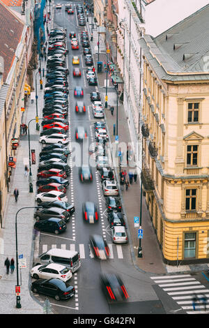 Verkehr und parkende Autos auf der Straße Hybernska Prague, Tschechische Republik - 13. Oktober 2014: Stockfoto