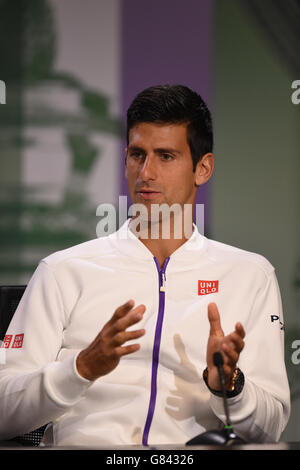 Der serbische Novak Djokovic hält eine Pressekonferenz im Hauptinterviewraum während eines Vorschauungstages für die Wimbledon-Meisterschaften im All England Lawn Tennis and Croquet Club, Wimbledon. Bildnachweis sollte lauten: Florian Eisele/AELTC/POOL/PA Wire. EINSCHRÄNKUNGEN: Keine kommerzielle Nutzung ohne vorherige schriftliche Zustimmung des AELTC. Nur für Standbilder – keine bewegten Bilder, die Broadcast emulieren können. Keine Überlagerung oder Entfernung von Sponsoren-/Werbelogos. Stockfoto