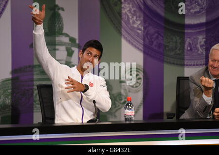 Der serbische Novak Djokovic hält eine Pressekonferenz im Hauptinterviewraum während eines Vorschauungstages für die Wimbledon-Meisterschaften im All England Lawn Tennis and Croquet Club, Wimbledon. Bildnachweis sollte lauten: Florian Eisele/AELTC/POOL/PA Wire. Stockfoto