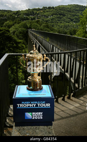 Der Webb Ellis Cup wird am Pontcysyllte Aquädukt, einem schiffbaren Aquädukt, der den Llangollen Kanal trägt, während der Rugby World Cup Trophy Tour in Wales am 17. Tag der 100 Tage Rugby World Cup Trophy Tour of the UK & Ireland gesehen. Stockfoto