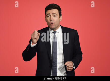 Andy Burnham, Anwärter auf die Arbeiterführung, während einer Führung durch die Labour-Partei und einer stellvertretenden Führung im East Midlands Conference Center in Nottingham. Stockfoto