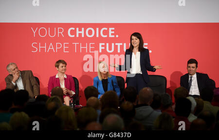 Die Anwärterin der Gewerkschaftsführung, Liz Kendall (zweite rechts), spricht, während die Mitstreiter Jeremy Corbyn (links), Yvette Cooper (zweite links) und Andy Burnham (rechts) während eines Vorgehens der Labour-Führung und der stellvertretenden Führung im East Midlands Conference Center in Nottingham zuhören. Stockfoto