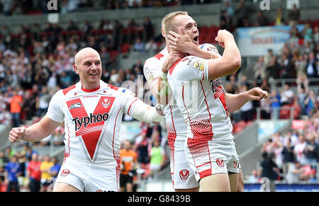 Rugby League - Ladbrokes Challenge Cup - Viertelfinale - St. Helens gegen Widnes Vikings - Langtree Park. Adam Swift von St. Helens feiert seinen Versuch beim Ladbrokes Challenge Cup, dem Viertelfinale im Langtree Park, St. Helens. Stockfoto