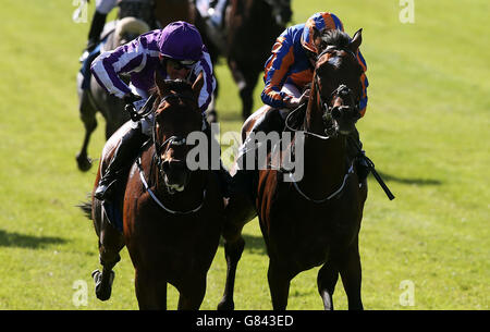 Bondi Beach von Seamie Heffernan (links) auf dem Weg zum Gewinn des AT the Races Curragh Cup am dritten Tag des Irish Derby Festivals auf der Curragh Racecourse, Co. Kildare, Irland. Stockfoto