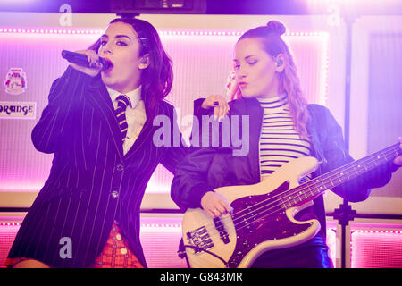 Charli XCX (links) tritt auf der John Peel-Bühne beim Glastonbury Festival auf der Worthy Farm in Somerset auf. Stockfoto