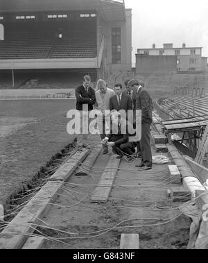 Fußball - Installation von Undersoil Heizung in Highbury Stockfoto