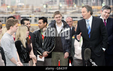 Premierminister Tony Blair wird von Sohn Euan, links, während eines Besuchs vor den Wahlen im Bristol Centre begleitet. Stockfoto