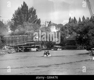 Eine Warnung „bei niedriger Geschwindigkeit halten Sie sich rechts“ an den Flussverkehr in Windsor, wo eine neue Brücke über die Themse für die Windsor und Eton Relief Road gebaut wird. Es soll 1966 eröffnet werden, um die Staus in den Städten zu verringern. Stockfoto