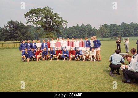 Fußball - Weltmeisterschaft England 66 - England Klatschtraining - Lilleshall. Die englische Mannschaft, die vor dem WM-Finale in Lilleshall fotografiert wurde. Stockfoto