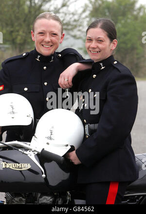 Training mit dem Royal Signale weiße Helme - Blandford Camp Stockfoto