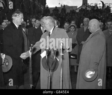 Premierminister Sir Anthony Eden begrüßt Marschall Nikolai Bulganin (links) und Nikita Kruschtschew bei ihrer Ankunft am Bahnhof Victoria in London zu einem 10-tägigen Besuch in Großbritannien. Stockfoto