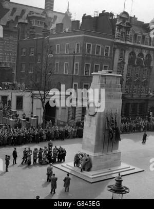 Das Cenotaph in Whitehall, wo die russischen Führer, Marschall Bulganin und Herr Kruschtschow, einen Kranz niederlegten. Stockfoto