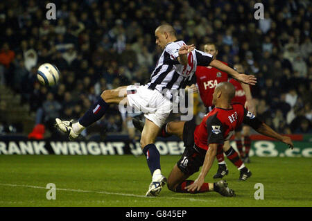 Fußball - FA Barclays Premiership - West Bromwich Albion / Blackburn Rovers - The Hawthorns. Neil Clement (L) von West Bromwich Albion sieht seinen Schuss während des Unentschieden 1-1 mit Blackburn Rovers weit gehen. Stockfoto