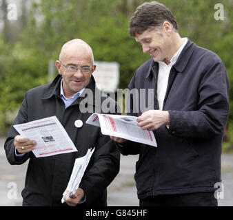 Colin Fox (rechts), Vorsitzender der schottischen Sozialistischen Partei, und Keith Baldassara, der lokale Wahlkandidat für Glasgow South West. Stockfoto