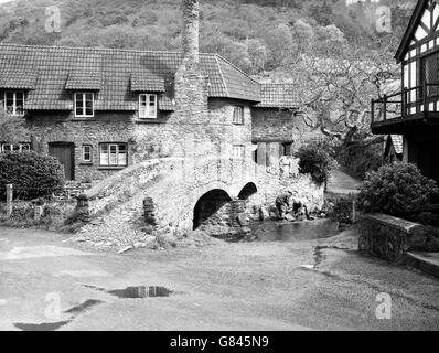 Arbeiter bauen einen Wellenbrecher, um die Fundamente der alten Papppferdenbrücke in Allerford, in der Nähe von Porlock, Somerset, zu schützen. Der Bach hat langsam die Fundamente der Brücke weggespült, die aus dem Mittelalter stammt. Stockfoto