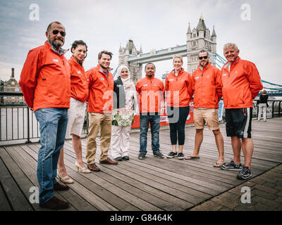 Crew-Mitglieder (L bis R) Brian Harlock, Vanessa Jubenot, Gavin Reid, Noreen Rahman, Dhruv Boruah, Caroline Bowen, Matthew Ogg und Stephen O'Connor während der 60 Tage bis zum Clipper Race Start Ankündigung im Guoman Tower Hotel, London. Stockfoto