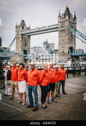 Crew-Mitglieder (L bis R) Noreen Rahman, Matthew Ogg, Vanessa Jubenot, Brian Harlock, Caroline Bowen, Stephen O'Connor, Gavin Reid und Dhruv Boruah während der 60 Tage zum Start des Clipper Race im Guoman Tower Hotel, London. Stockfoto