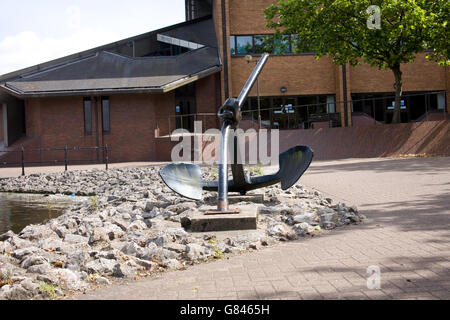 Ein Anker von einem Ozean-Schiff in Atlantic Wharf, Cardiff, ist eine Erinnerung an die Stadt, industrielle und maritime Vergangenheit. Stockfoto