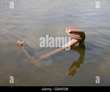 Ein Anker von einem Ozean-Schiff in Atlantic Wharf, Cardiff, ist eine Erinnerung an die Stadt, industrielle und maritime Vergangenheit. Stockfoto