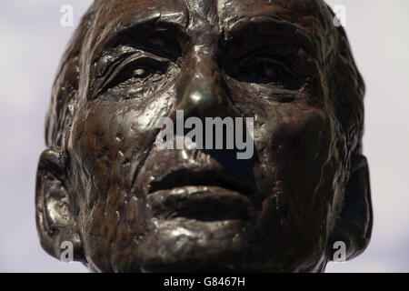 Nahaufnahme eines Makroobjektivs zeigt die Statue des Wimbledon-Champions Fred Perry während des vierten Tages der Wimbledon-Meisterschaften beim All England Lawn Tennis und Croquet Club in Wimbledon. Stockfoto