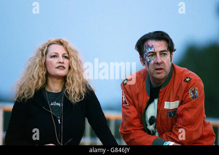 Jonathan Ross und seine Frau Jane Goldman beobachten Kanye West beim Glastonbury Festival auf der Pyramid Stage auf der Worthy Farm in Somerset. DRÜCKEN SIE VERBANDSFOTO. Bilddatum: Samstag, 27. Juni 2015. Das Foto sollte lauten: Yui Mok/PA Wire Stockfoto