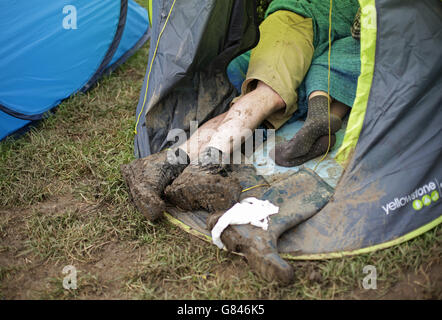 Festivalbesucher ruhen sich auf einem Campingplatz im Zelt beim Glastonbury Festival auf der Worthy Farm in Somerset aus. DRÜCKEN SIE VERBANDSFOTO. Bilddatum: Samstag, 27. Juni 2015. Das Foto sollte lauten: Yui Mok/PA Wire Stockfoto