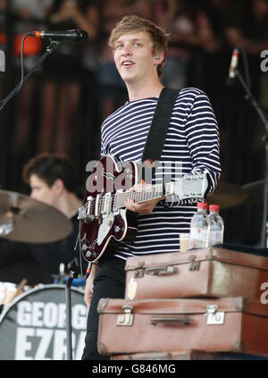 George Ezra tritt auf der Pyramid-Bühne beim Glastonbury Festival auf der Worthy Farm in Somerset auf. DRÜCKEN SIE VERBANDSFOTO. Bilddatum: Samstag, 27. Juni 2015. Das Foto sollte lauten: Yui Mok/PA Wire Stockfoto