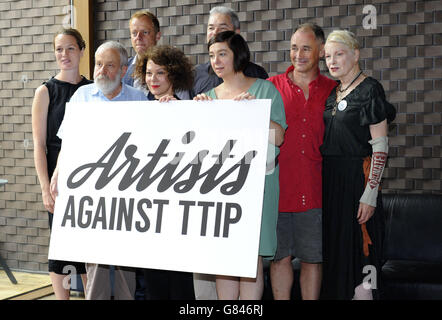 (Von links nach rechts) Carrie Cracknell, Mike Leigh, Nick Dearden, Helen McCrory, John Hilary, Vicky Featherstone, Mark Rylance und Dame Vivienne Westwood während einer Fotoanfertigung für den Start von Artists Against the Transatlantic Trade and Investment Partnership (TTIP) im Young Vic Theatre in London. Stockfoto