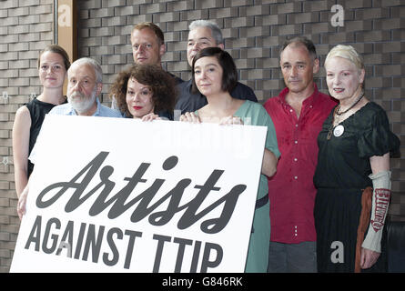 (Von links nach rechts) Carrie Cracknell, Mike Leigh, Nick Dearden, Helen McCrory, John Hilary, Vicky Featherstone, Mark Rylance und Dame Vivienne Westwood während einer Fotoanfertigung für den Start von Artists Against the Transatlantic Trade and Investment Partnership (TTIP) im Young Vic Theatre in London. Stockfoto