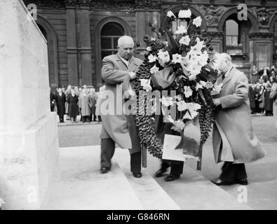 Marschall Nikolai Bulganin (rechts), Vorsitzender des Ministerrats der UdSSR, und Nikita Kruschtschew, erster Sekretär der Kommunistischen Partei der Sowjetunion, legten einen Kranz am Cenotaph in Whitehall nieder. Stockfoto
