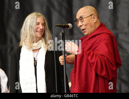 Patti Smith mit dem Dalai Lama, die als Gast bei ihrem Auftritt auf der Pyramid Stage während des Glastonbury Festivals auf der Worthy Farm in Somerset zu Gast war. DRÜCKEN Sie VERBANDSFOTO. Bilddatum: Sonntag, 28. Juni 2015. Bildnachweis sollte lauten: Yui Mok/PA Wire Stockfoto