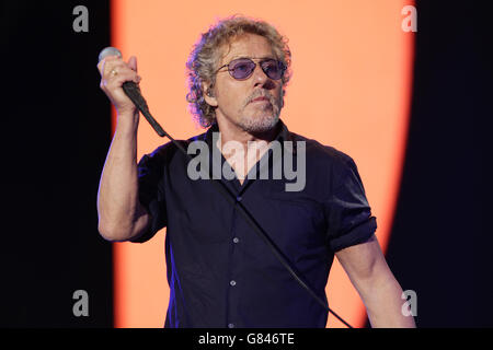 Roger Daltrey von The Who tritt auf der Pyramid Stage während des Glastonbury Festivals auf der Worthy Farm in Somerset auf. DRÜCKEN Sie VERBANDSFOTO. Bilddatum: Sonntag, 28. Juni 2015. Bildnachweis sollte lauten: Yui Mok/PA Wire Stockfoto