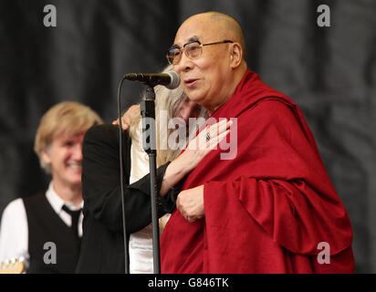 Patti Smith mit dem Dalai Lama, die als Gast bei ihrem Auftritt auf der Pyramid Stage während des Glastonbury Festivals auf der Worthy Farm in Somerset zu Gast war. DRÜCKEN Sie VERBANDSFOTO. Bilddatum: Sonntag, 28. Juni 2015. Bildnachweis sollte lauten: Yui Mok/PA Wire Stockfoto