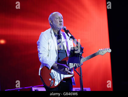 Pete Townsend von The Who tritt auf der Pyramid Stage während des Glastonbury Festivals auf der Worthy Farm in Somerset auf. DRÜCKEN SIE VERBANDSFOTO. Bilddatum: Sonntag, 28. Juni 2015. Das Foto sollte lauten: Yui Mok/PA Wire Stockfoto