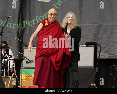 Patti Smith mit dem Dalai Lama, die als Gast bei ihrem Auftritt auf der Pyramid Stage während des Glastonbury Festivals auf der Worthy Farm in Somerset zu Gast war. DRÜCKEN Sie VERBANDSFOTO. Bilddatum: Sonntag, 28. Juni 2015. Bildnachweis sollte lauten: Yui Mok/PA Wire Stockfoto