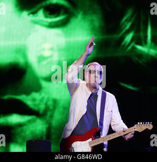 Pete Townsend von The Who tritt auf der Pyramid Stage während des Glastonbury Festivals auf der Worthy Farm in Somerset auf. DRÜCKEN SIE VERBANDSFOTO. Bilddatum: Sonntag, 28. Juni 2015. Das Foto sollte lauten: Yui Mok/PA Wire Stockfoto