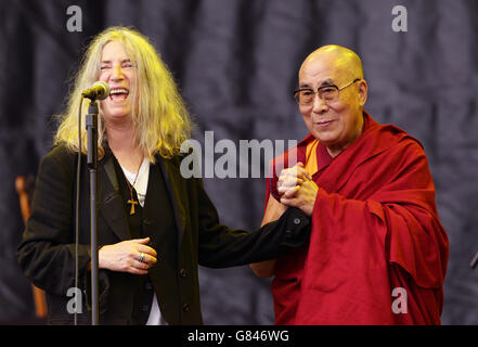 Patti Smith mit dem Dalai Lama, die als Gast bei ihrem Auftritt auf der Pyramid Stage während des Glastonbury Festivals auf der Worthy Farm in Somerset zu Gast war. DRÜCKEN Sie VERBANDSFOTO. Bilddatum: Sonntag, 28. Juni 2015. Bildnachweis sollte lauten: Yui Mok/PA Wire Stockfoto