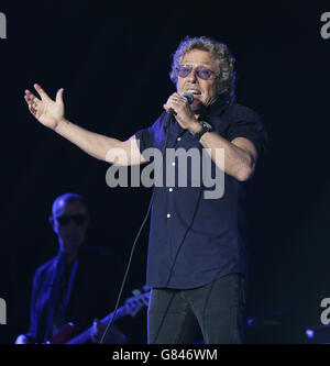 Roger Daltrey von The Who tritt auf der Pyramid Stage während des Glastonbury Festivals auf der Worthy Farm in Somerset auf. DRÜCKEN Sie VERBANDSFOTO. Bilddatum: Sonntag, 28. Juni 2015. Bildnachweis sollte lauten: Yui Mok/PA Wire Stockfoto