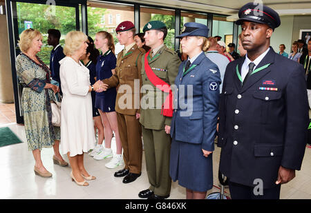 Die Herzogin von Cornwall (zweite links) trifft sich mit Mitgliedern der Streitkräfte bei einem Besuch der Lawn Tennis Meisterschaften im All England Lawn Tennis Club, Wimbledon in London. Stockfoto