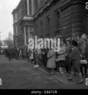 Eine Menge versammelt Opposition 10 Downing Street, Heimat des neuen britischen Premierministers Sir Alec Douglas-Home. Alec Douglas-Home ist der neue Premierminister, nachdem Harold Macmillan wegen Krankheit zurückgetreten ist. Stockfoto