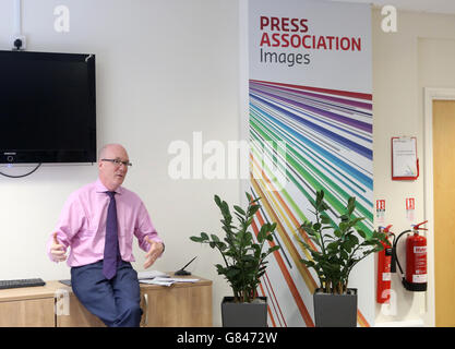 Clive Marshall, Chief Executive der Pressevereinigung, hält eine Rede an die Mitarbeiter des Büros von PA Images Nottingham. Stockfoto