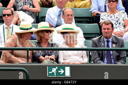 Camilla, die Herzogin von Cornwall (zweite rechts), Annabel Elliot (zweite links) und Vorsitzender des AELTC Philip Brook (rechts) beobachten Andy Murray am vierten Tag der Wimbledon Championships beim All England Lawn Tennis und Croquet Club, Wimbledon. Stockfoto