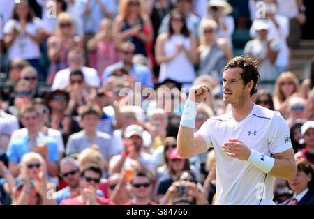 Andy Murray feiert den Sieg gegen Robin Haase am vierten Tag der Wimbledon Championships im All England Lawn Tennis und Croquet Club in Wimbledon. Stockfoto