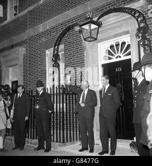 Der Oppositionsführer Harold Wilson (links) und der Oppositionsführer Herbert Bowden besuchen 10 Downing Street für ihr erstes Treffen mit Lord Home, seit er Premierminister wurde. Stockfoto