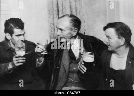 Premierminister Sir Alec Douglas-Home spricht mit den Landarbeitern Willie Copeland (rechts) und Tom Smith während eines Besuchs bei den Muthill Arms im Dorf Muthill, Perthshire. Er kämpft bei den Nachwahlen in Kinross und West Perthshire. Stockfoto