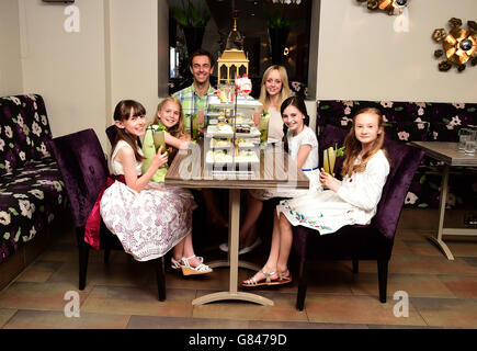 (Im Uhrzeigersinn) Matilda Shapland, Anna-Louise Knight, Craig Els, Haley Flaherty, Violet Tucker und Lara McDonnell, alle Besetzungsmitglieder von Matilda The Musical erhalten Tee bei der Vorstellung The Matilda The Musical Afternoon Tea im Radisson Blu Edwardian London. Stockfoto