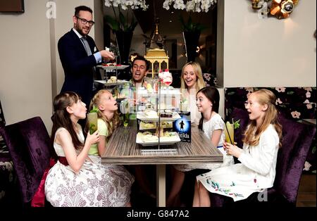 (Im Uhrzeigersinn) Matilda Shapland, Anna-Louise Knight, Craig Els, Haley Flaherty, Violet Tucker und Lara McDonnell, alle Besetzungsmitglieder von Matilda The Musical erhalten Tee bei der Vorstellung The Matilda The Musical Afternoon Tea im Radisson Blu Edwardian London. Stockfoto